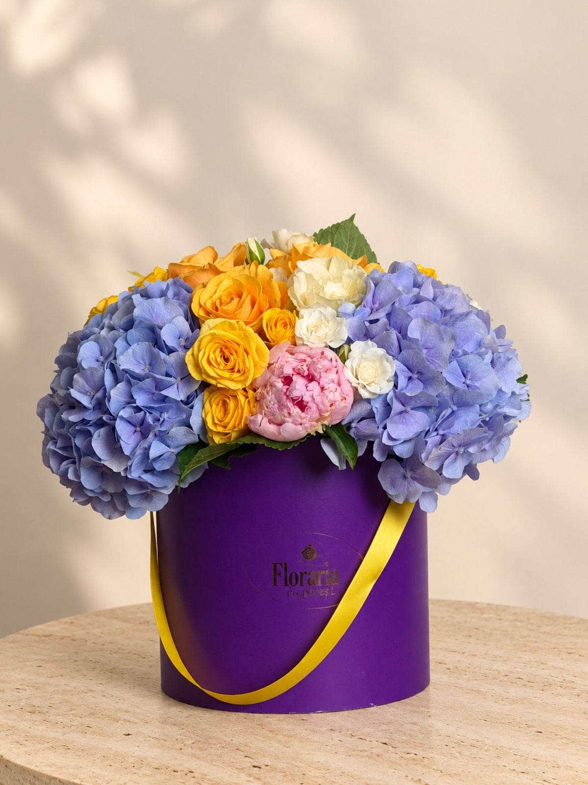 Cutie cu Hortensie Bleu si Trandafiri - Floraria cu Povesti