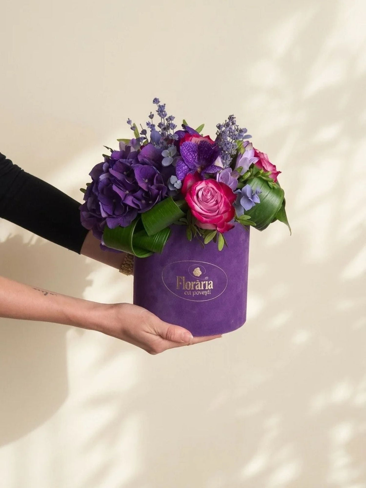 Cutie Medie cu Trandafiri Lila si Orhidee - Floraria cu Povesti