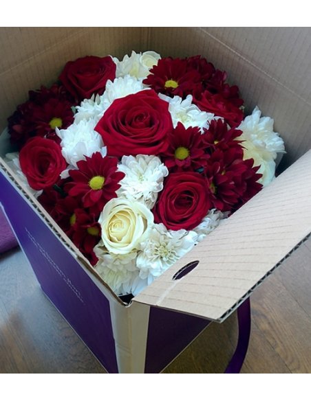 Buchet trandafiri rosii albi si crizanteme