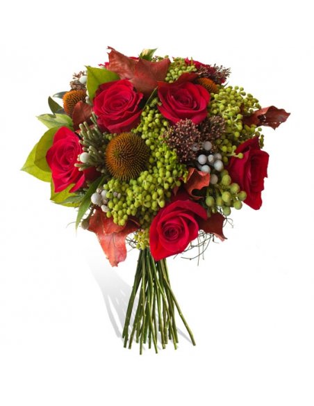 Buchet cu trandafiri rosii skimmia si conifere