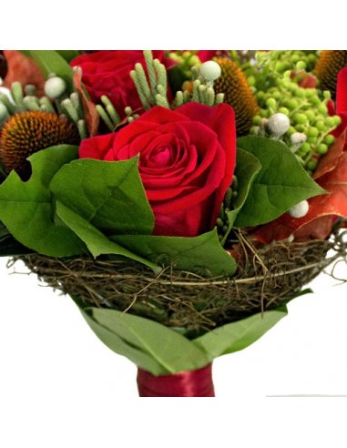 Buchet cu trandafiri rosii skimmia si conifere