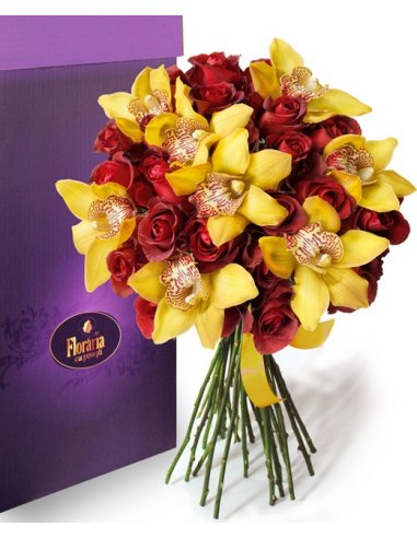 Buchet trandafiri caramizii si orhidee imperiale galbene