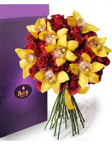 Buchet trandafiri caramizii si orhidee imperiale galbene