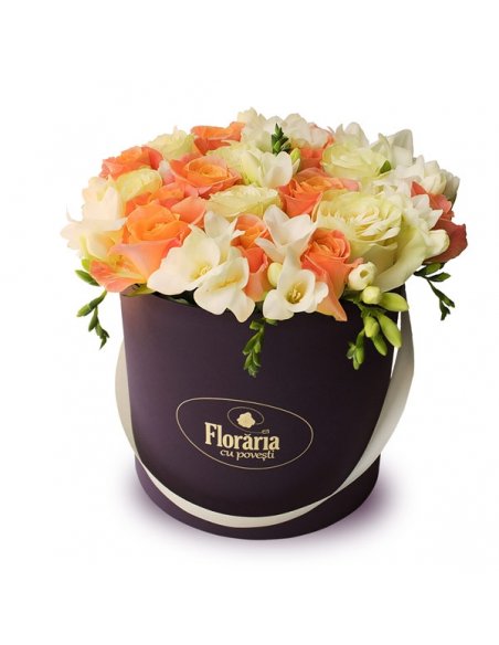 Colectia en Vogue - Cutie cu trandafiri albi portocalii si frezii albe
