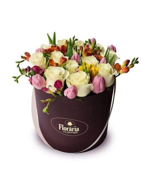 Cutie cu trandafiri albi lalele roz si frezii albe