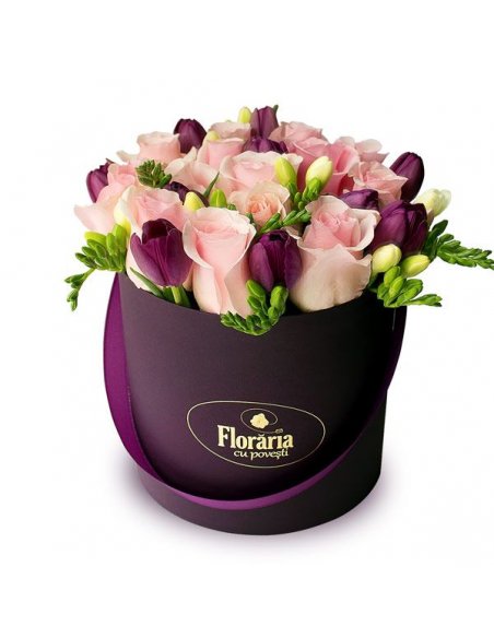 Cutie cu trandafiri roz lalele mov si frezii albe