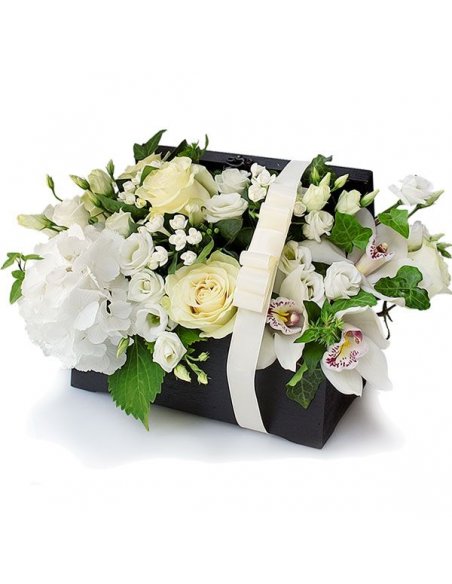 SPECIALS - Aranjament cu flori albe in cutie de lemn