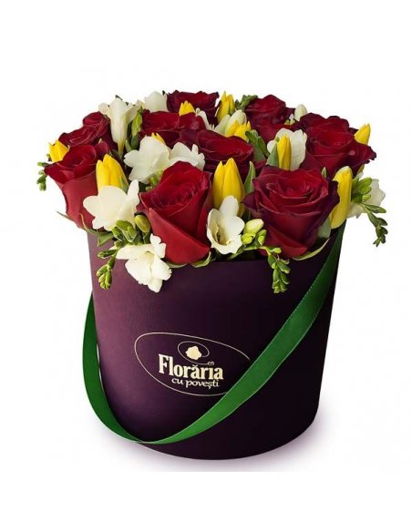 Cutie cu trandafiri roz lalele mov si frezii albe