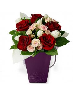 Buchet cu trandafiri rosii lalele si vaza cadou