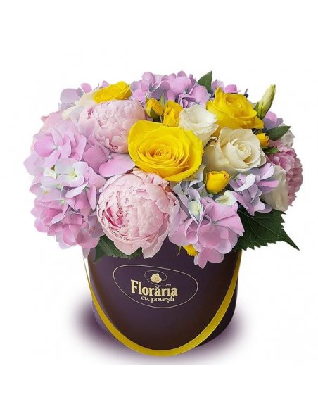 Colectia en Vogue - Cutie cu hortensie roz bujori si trandafiri galbeni