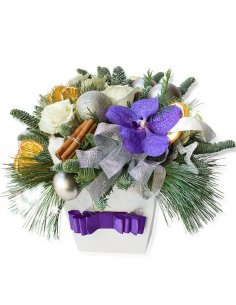 Cutie de sarbatoare cu trandafiri rosii, globuri si bradut