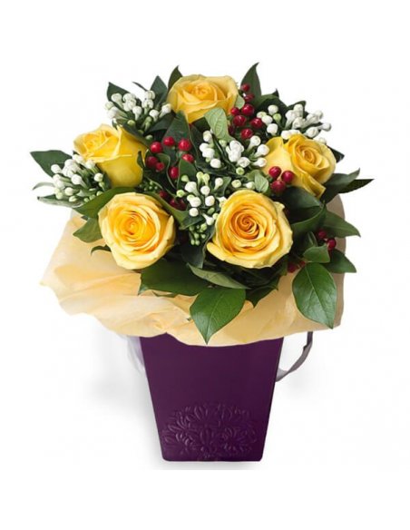 Buchet cu trandafiri galbeni bouvardia si vaza cadou