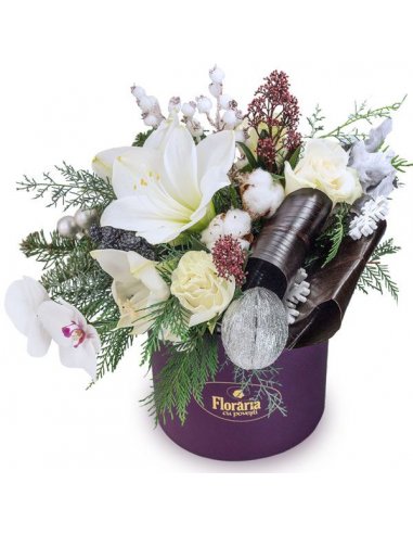 Cutie cu trandafiri rosii, albi, miniroze si skimmia argintie