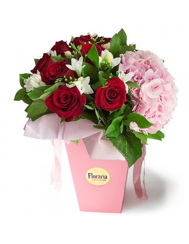 Buchet cu trandafiri rosii frezii si hortensie roz