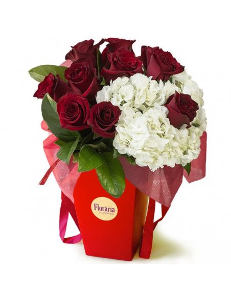 trandafiri rosii si hortensie alba