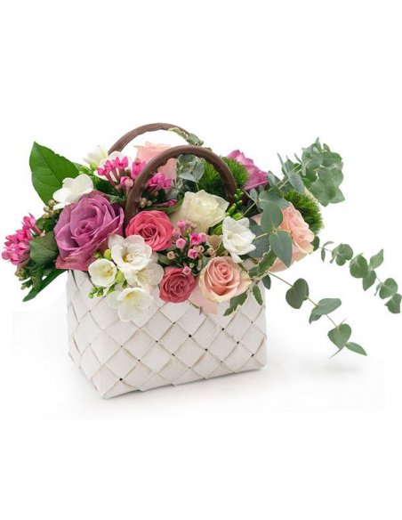 Cos cu trandafiri frezii miniroze si orhidee