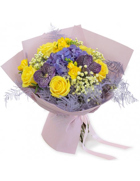 Buchet de vara cu trandafiri galbeni si hortensie