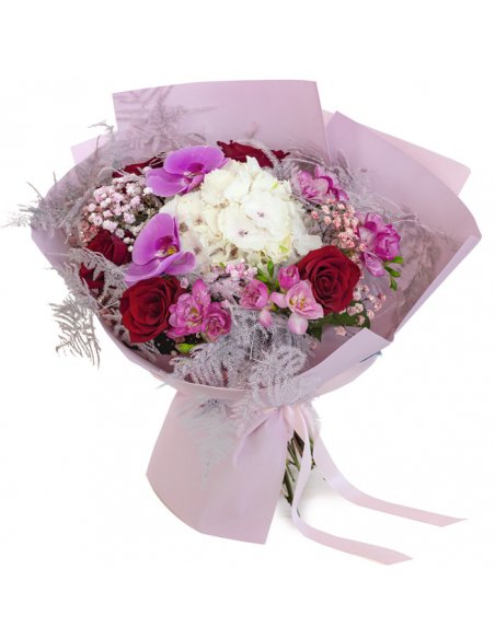 Buchet de vara cu trandafiri rosii si hortensie