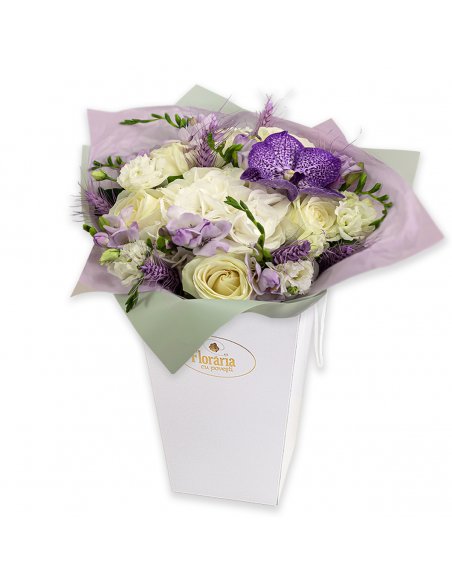 Buchet chic cu trandafiri albi si hortensie