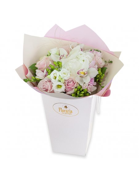 Buchet chic cu trandafiri roz si orhidee imperiale