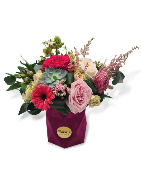 Aranjament special cu trandafiri roz miniroze si suculente