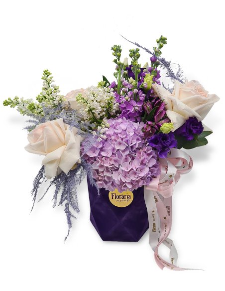 Aranjament special cu trandafiri hortensii