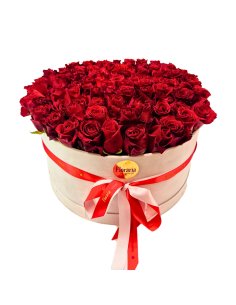 Cutie catifea alba cu 151 trandafiri rosii