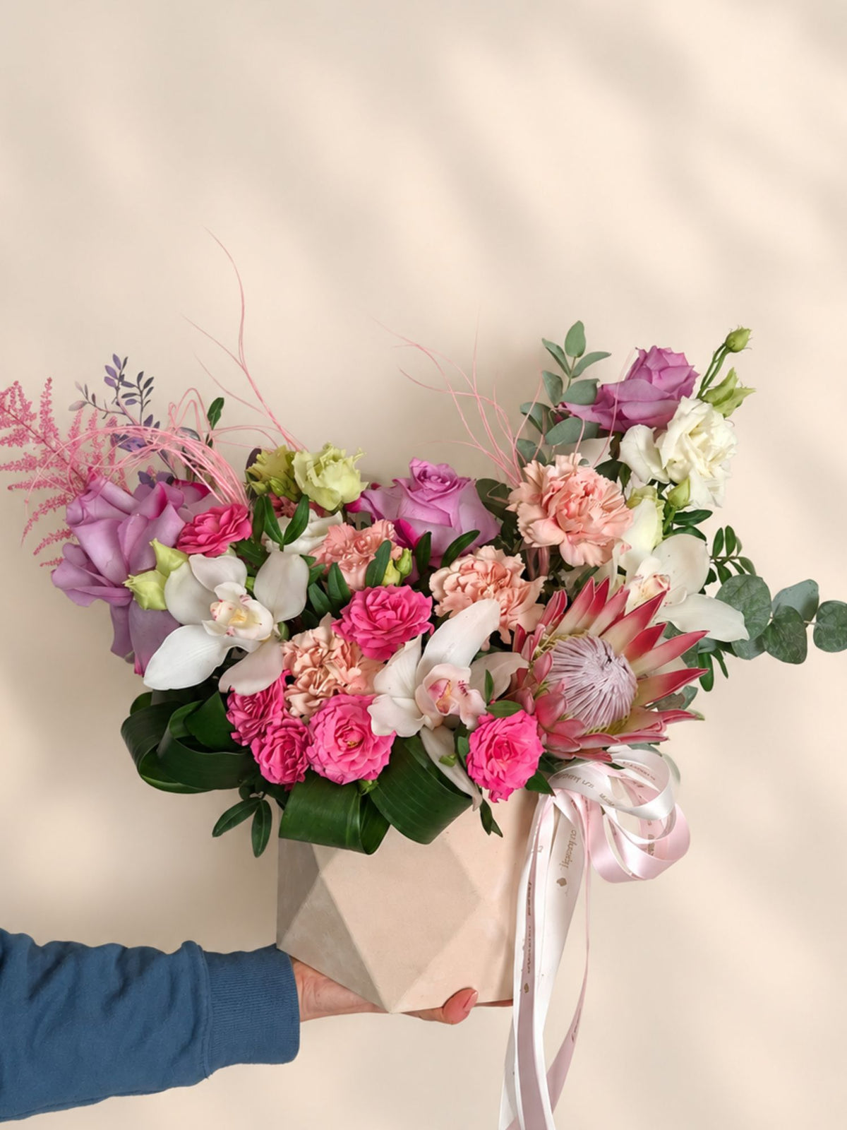 Aranjament Floral în Cutie Diamant Crem