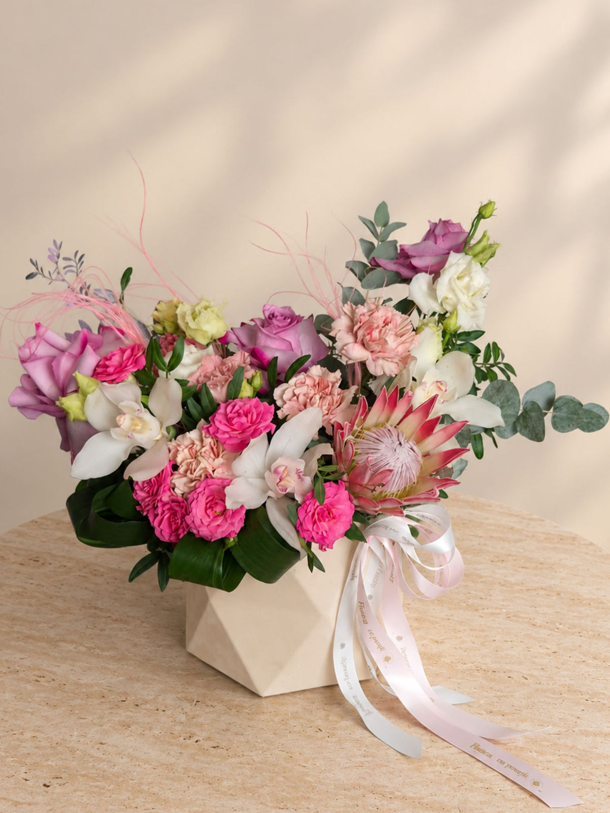 Aranjament Floral în Cutie Diamant Crem