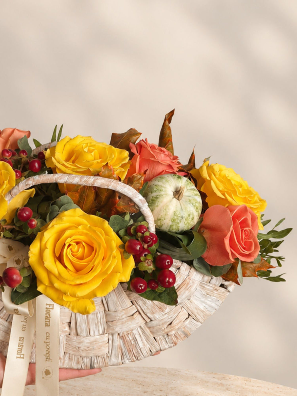 Cos Gentuta cu Trandafiri Galbeni si Portocalii
