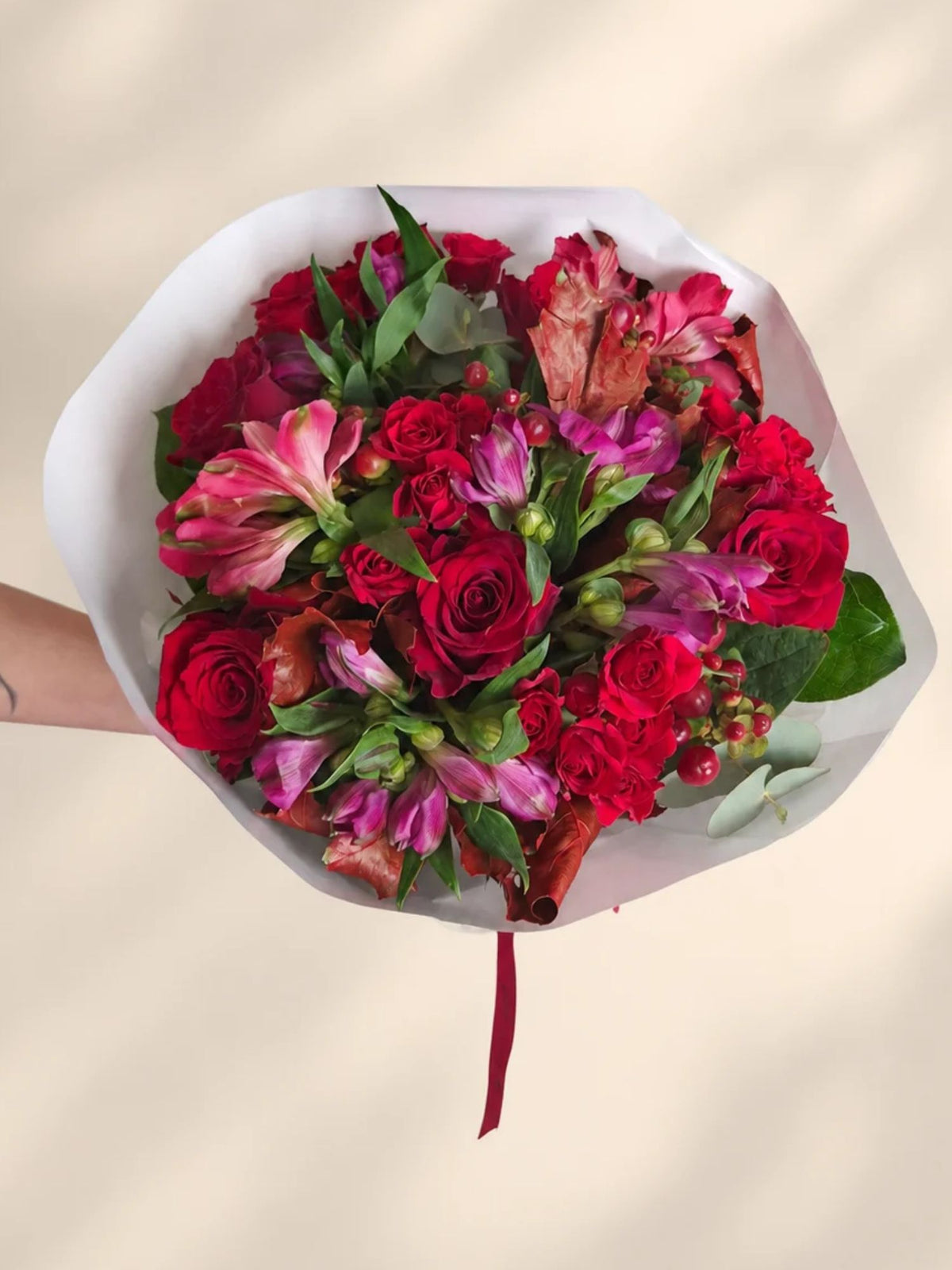 Buchet cu Trandafiri Roșii, Miniroze și Crin Peruvian