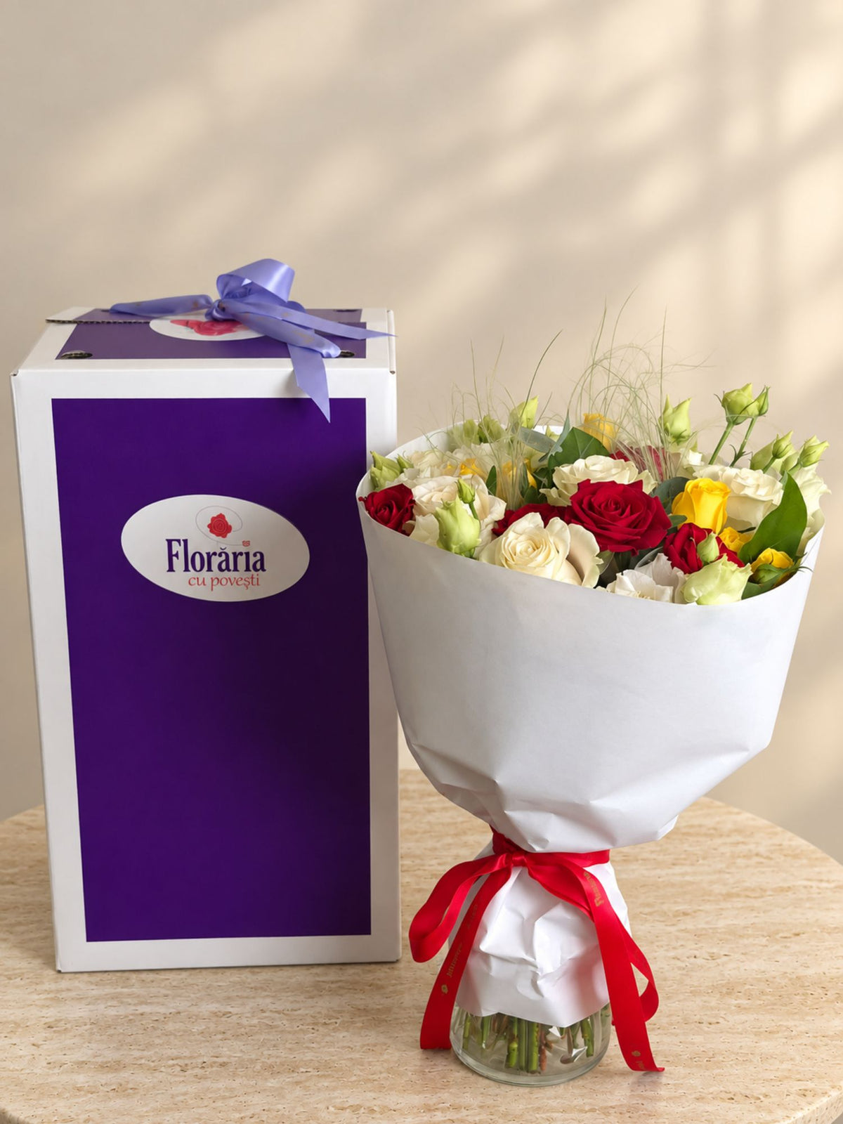 Buchet trandafiri albi si miniroze galbene si rosii
