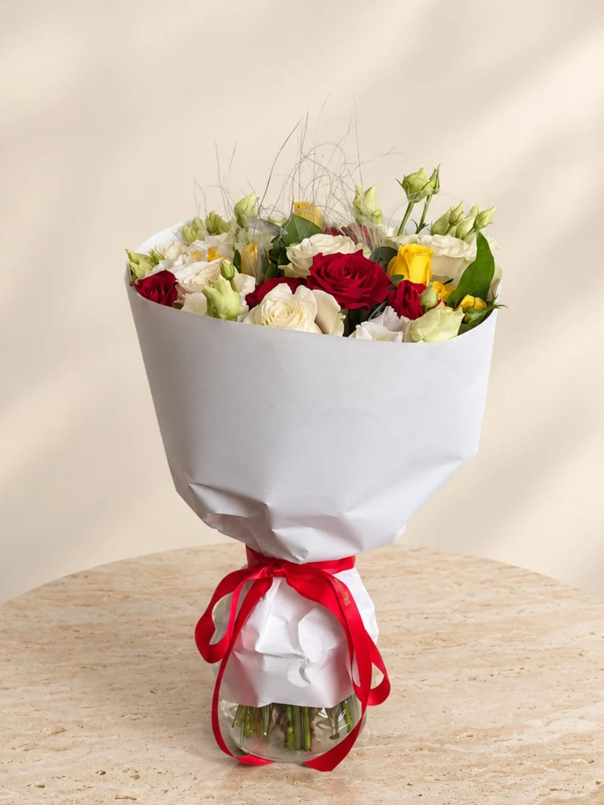Buchet trandafiri albi si miniroze galbene si rosii