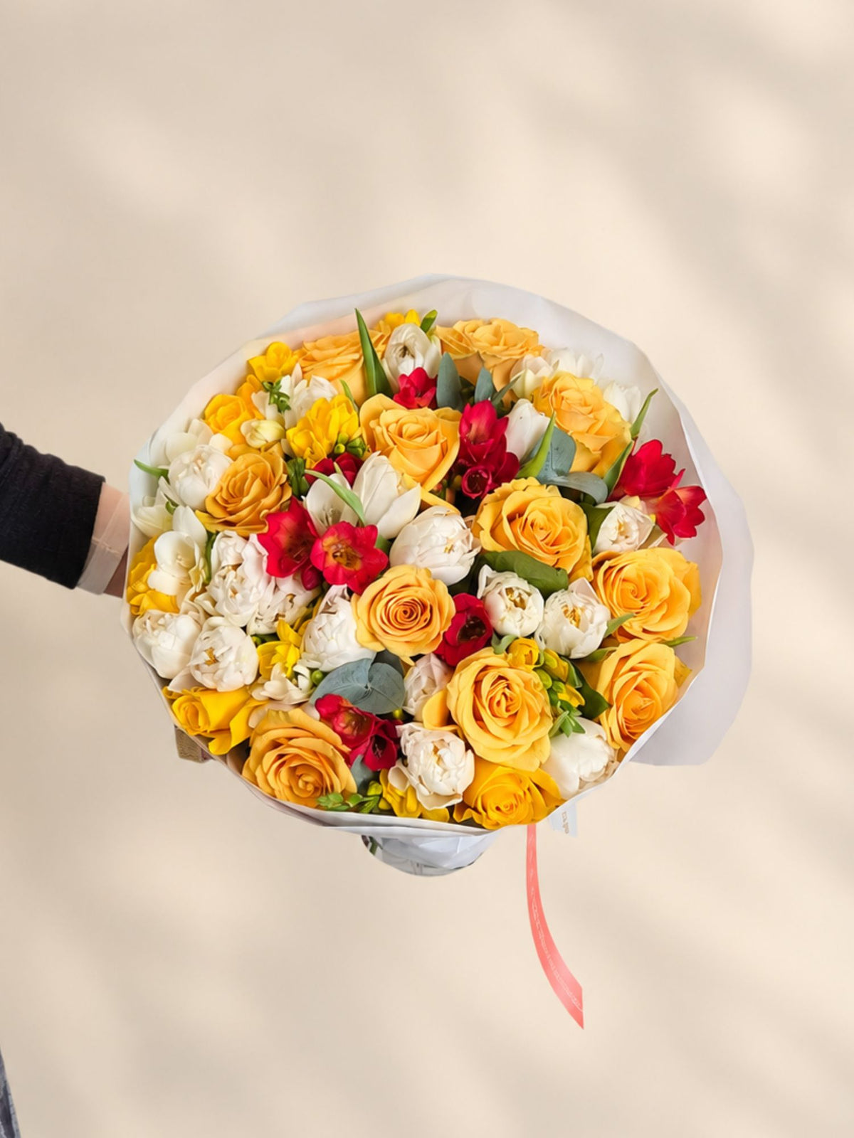 Buchet Trandafiri Galbeni, Lalele Albe și Frezii