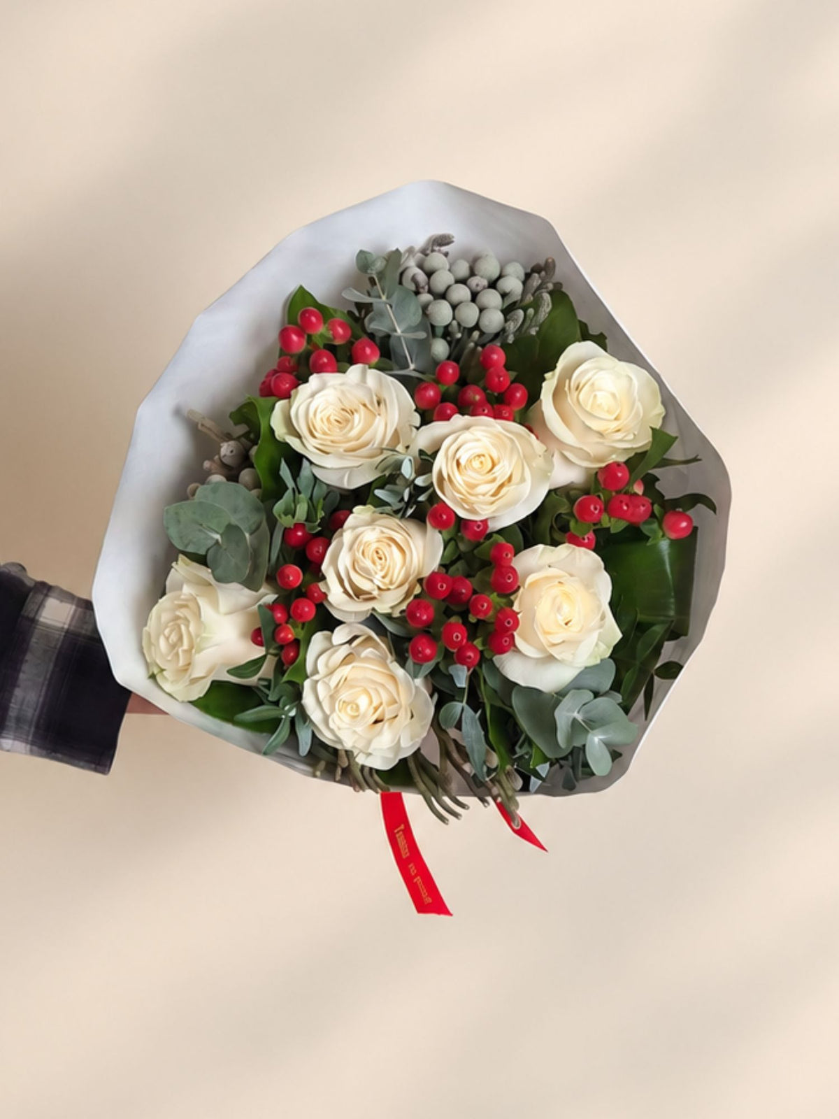 Buchet cu trandafiri albi bouvardia rosie si conifere