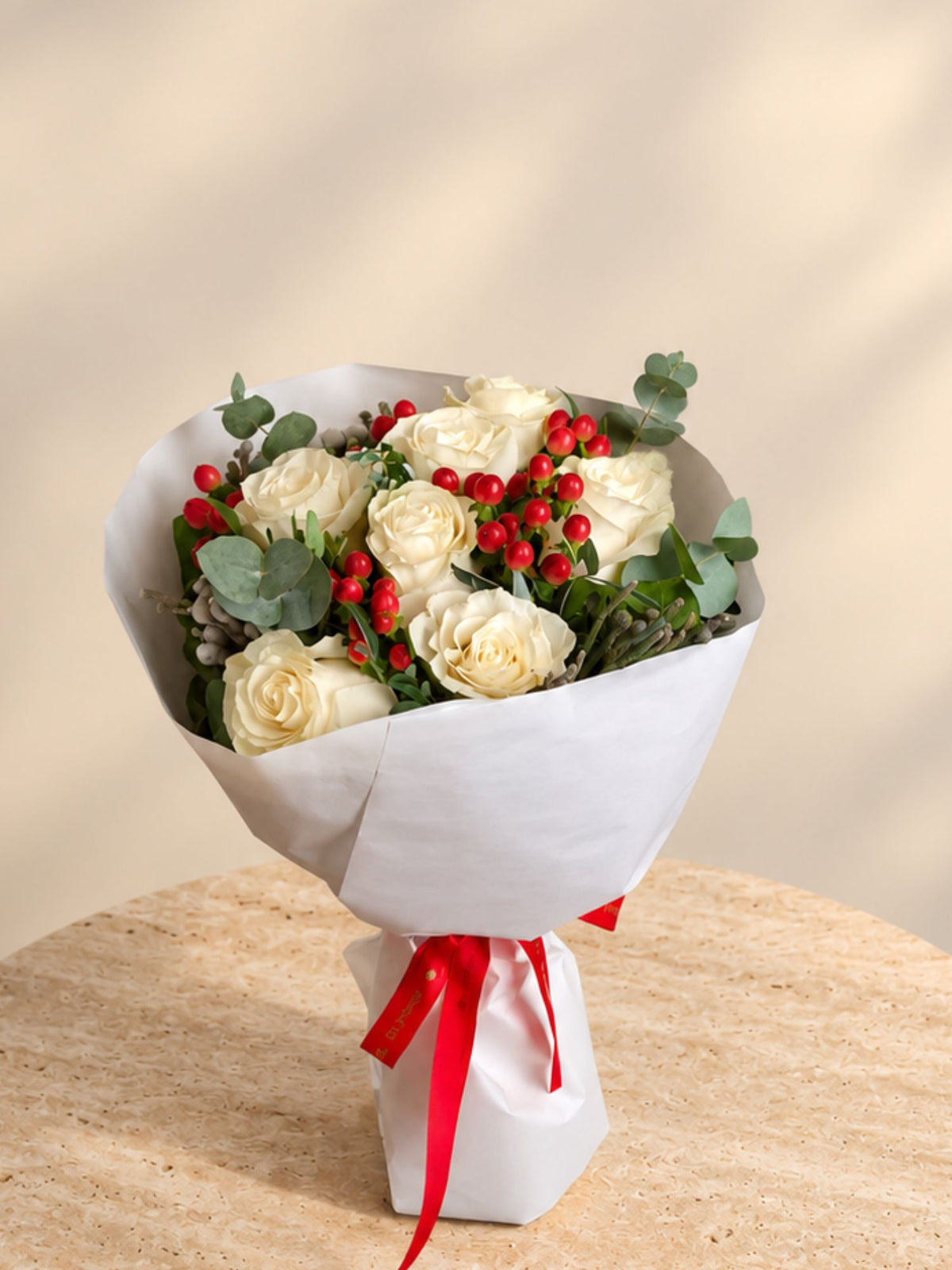 Buchet cu trandafiri albi bouvardia rosie si conifere