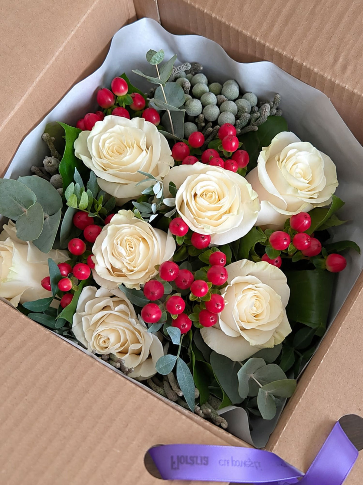 Buchet cu trandafiri albi bouvardia rosie si conifere