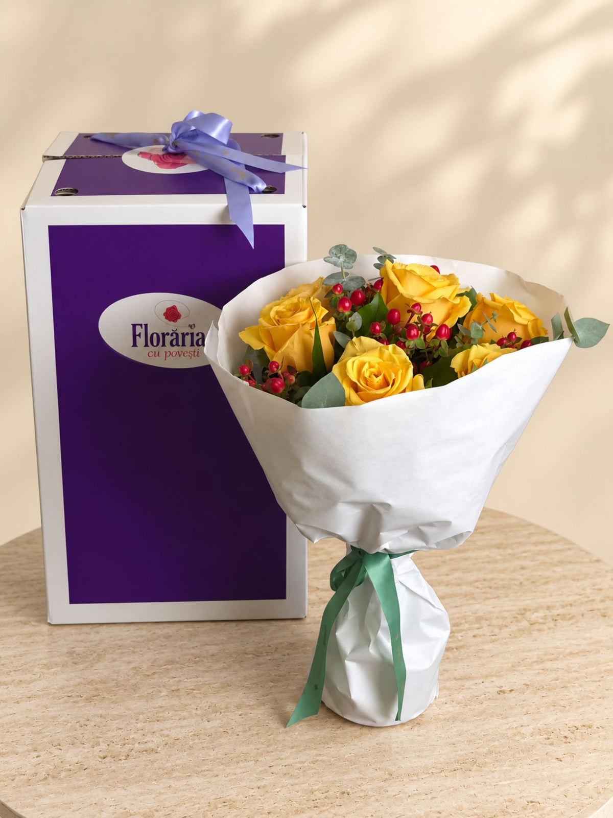 Buchet cu trandafiri galbeni hipericum si miniconifere