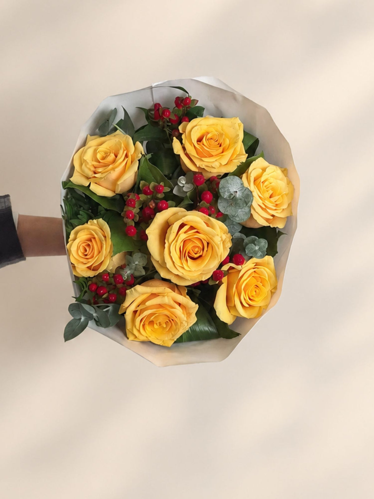 Buchet cu trandafiri galbeni hipericum si miniconifere
