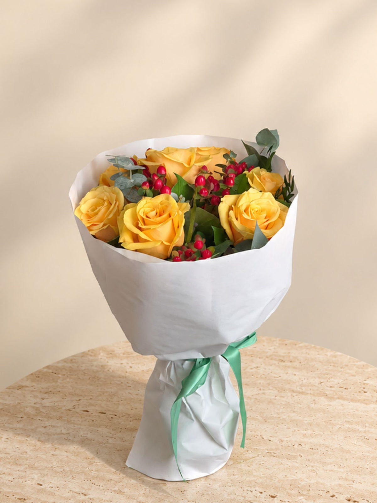 Buchet cu trandafiri galbeni hipericum si miniconifere