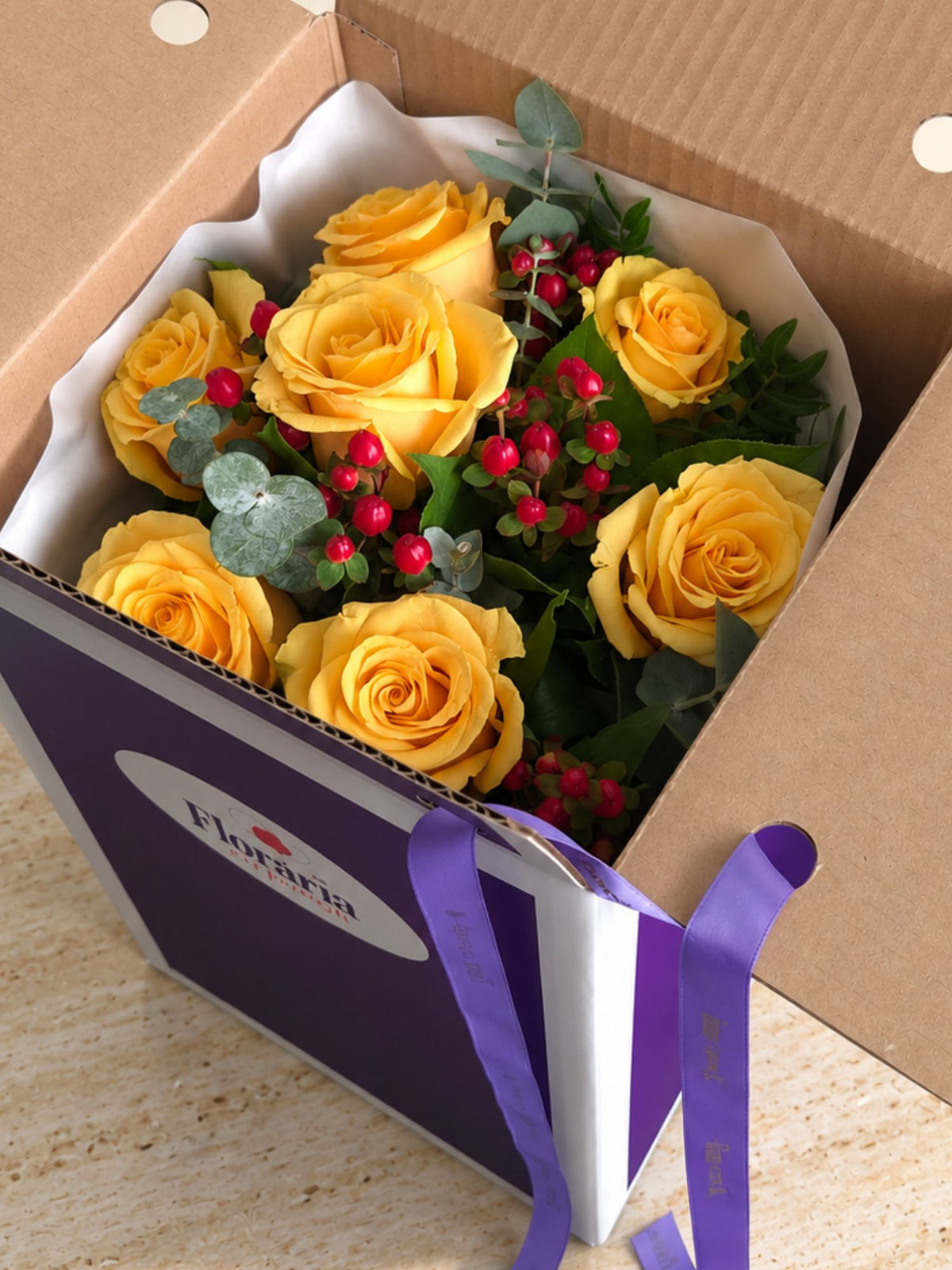 Buchet cu trandafiri galbeni hipericum si miniconifere