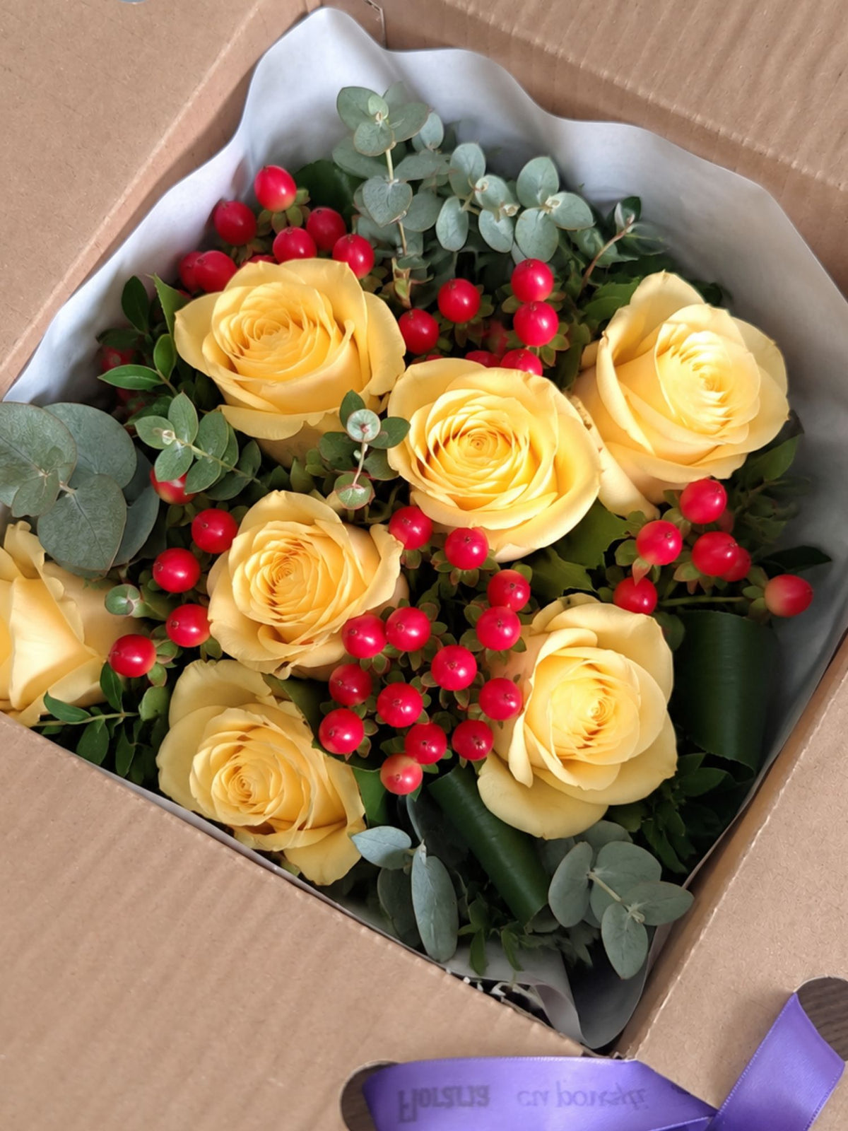 Buchet cu trandafiri galbeni hipericum si miniconifere
