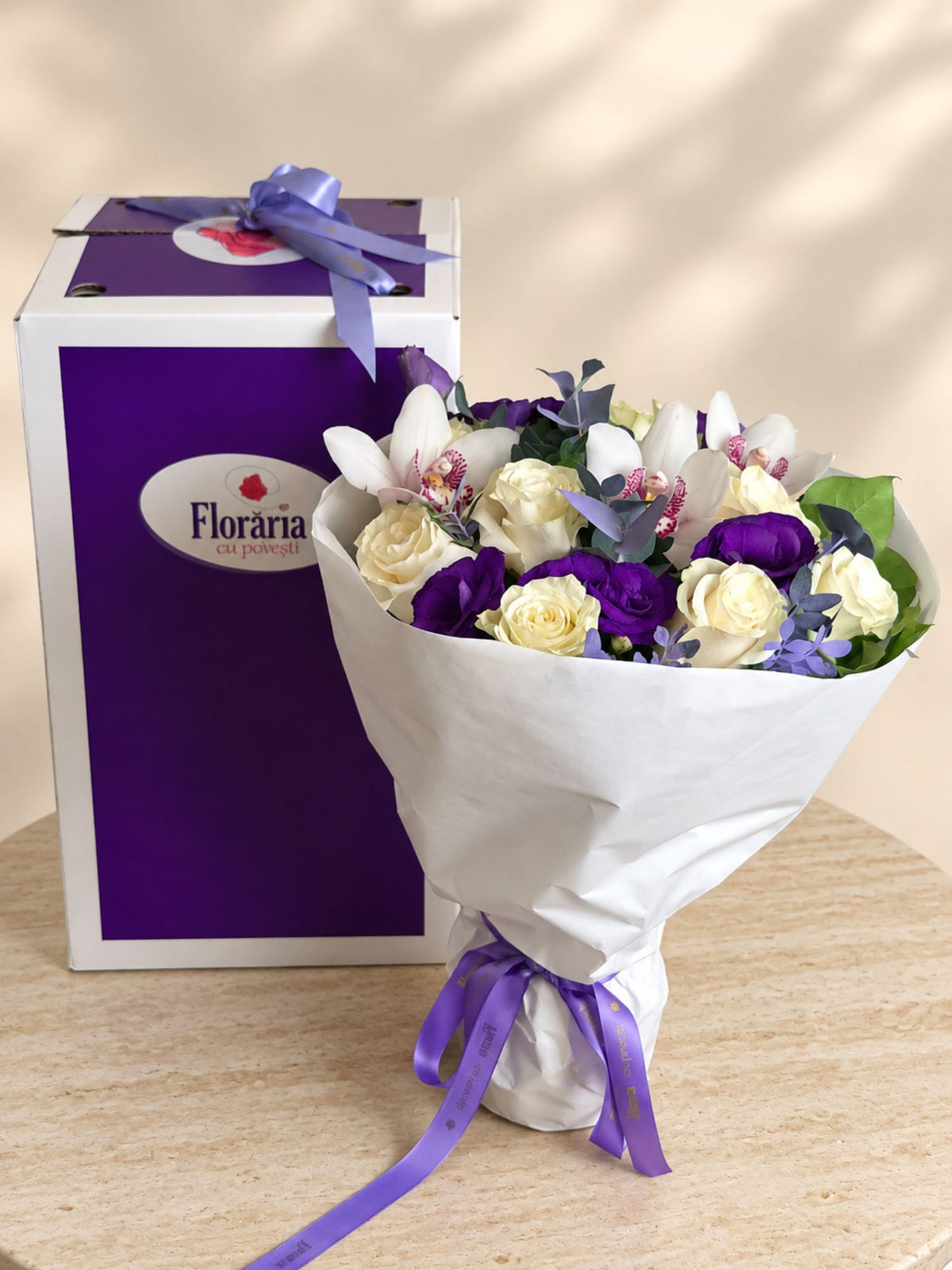 Buchet cu Trandafiri Albi, Lisianthus Mov și Orhidee