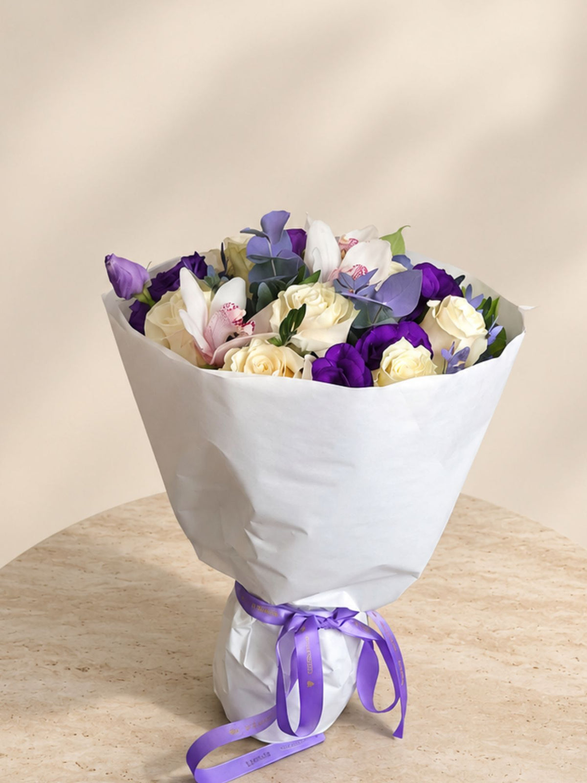 Buchet cu Trandafiri Albi, Lisianthus Mov și Orhidee