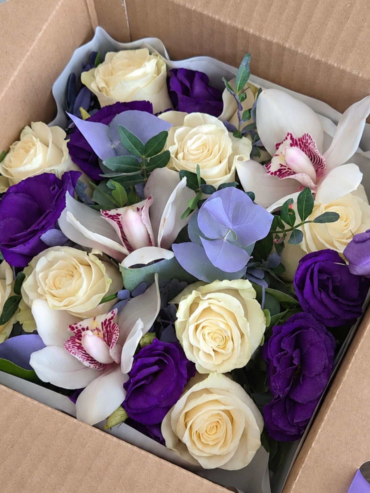 Buchet cu Trandafiri Albi, Lisianthus Mov și Orhidee