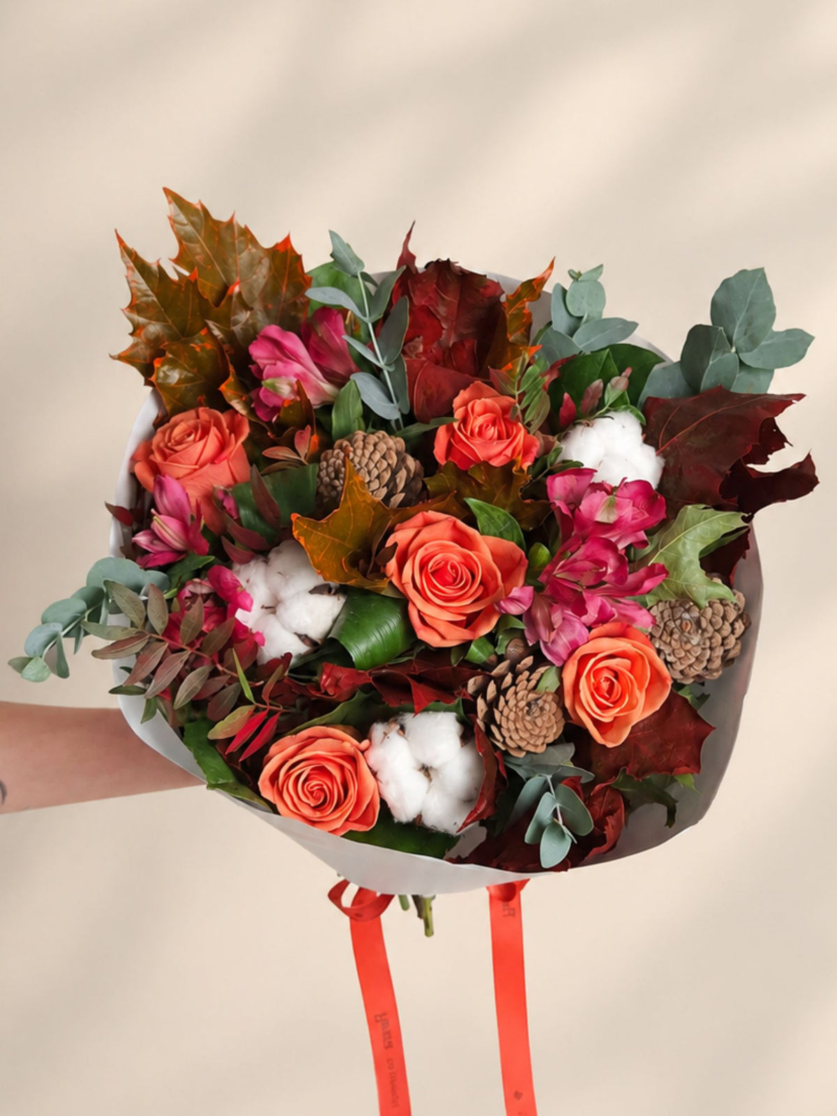 Buchet cu Trandafiri Portocalii si Flori de Bumbac