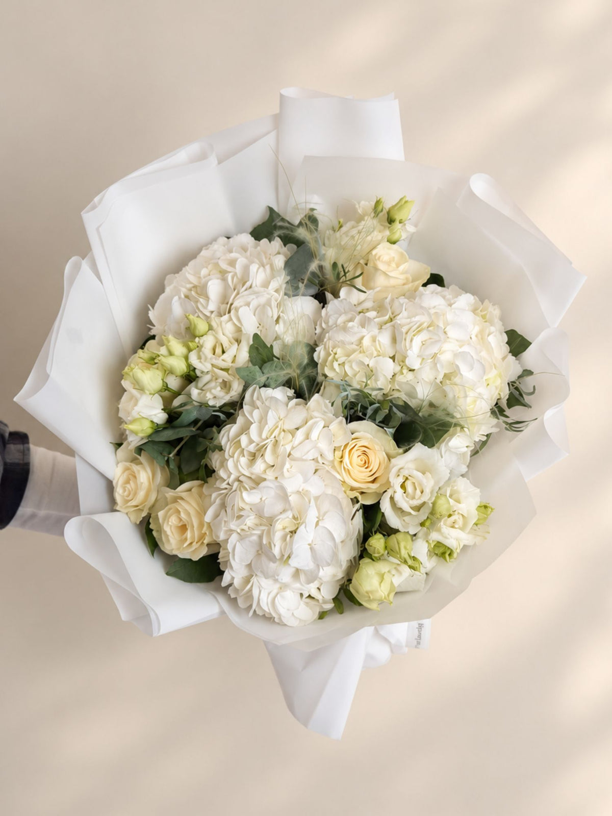 Buchet cu Trandafiri, Hortensii și Lisianthus Alb