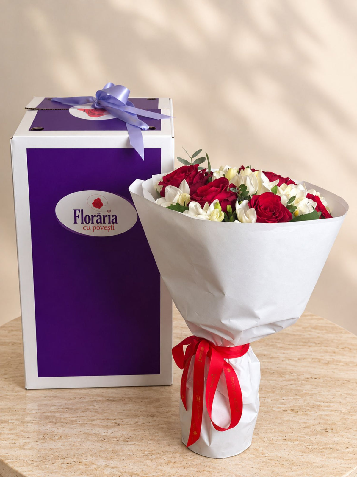 Buchet trandafiri rosii si frezii albe