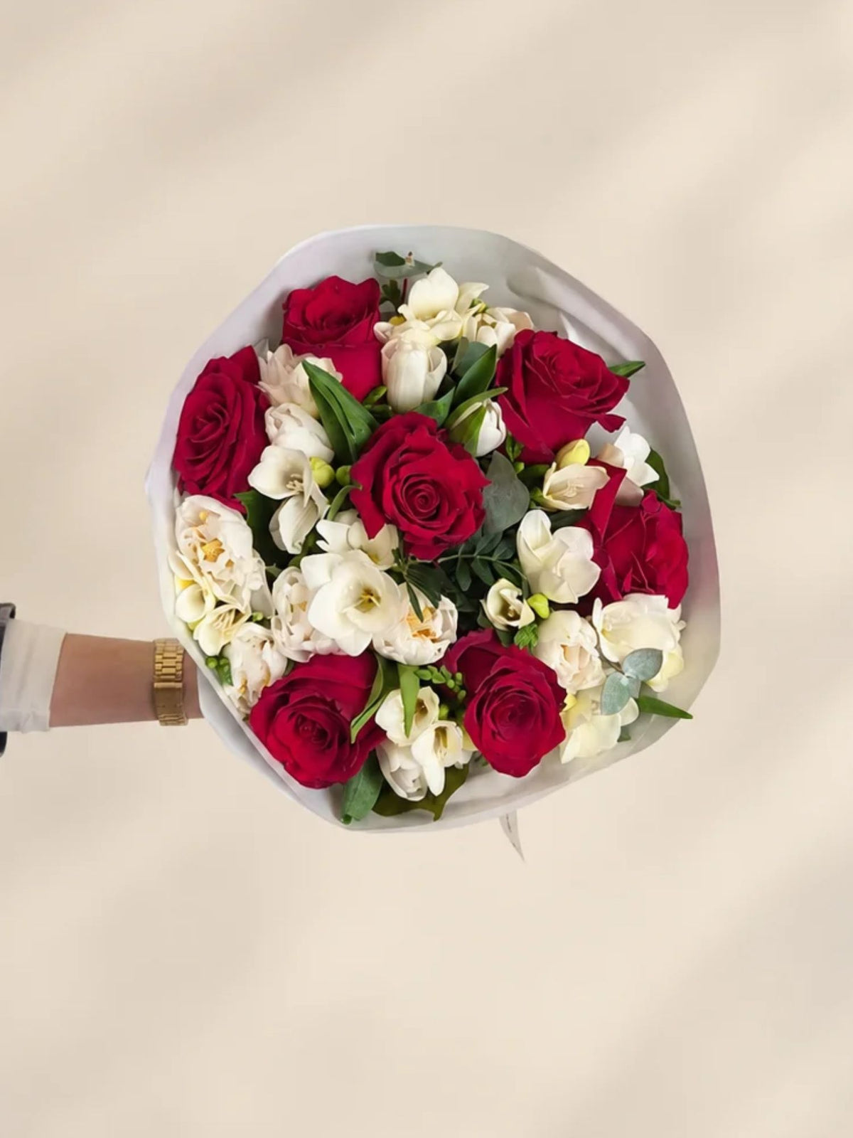 Buchet trandafiri rosii si frezii albe