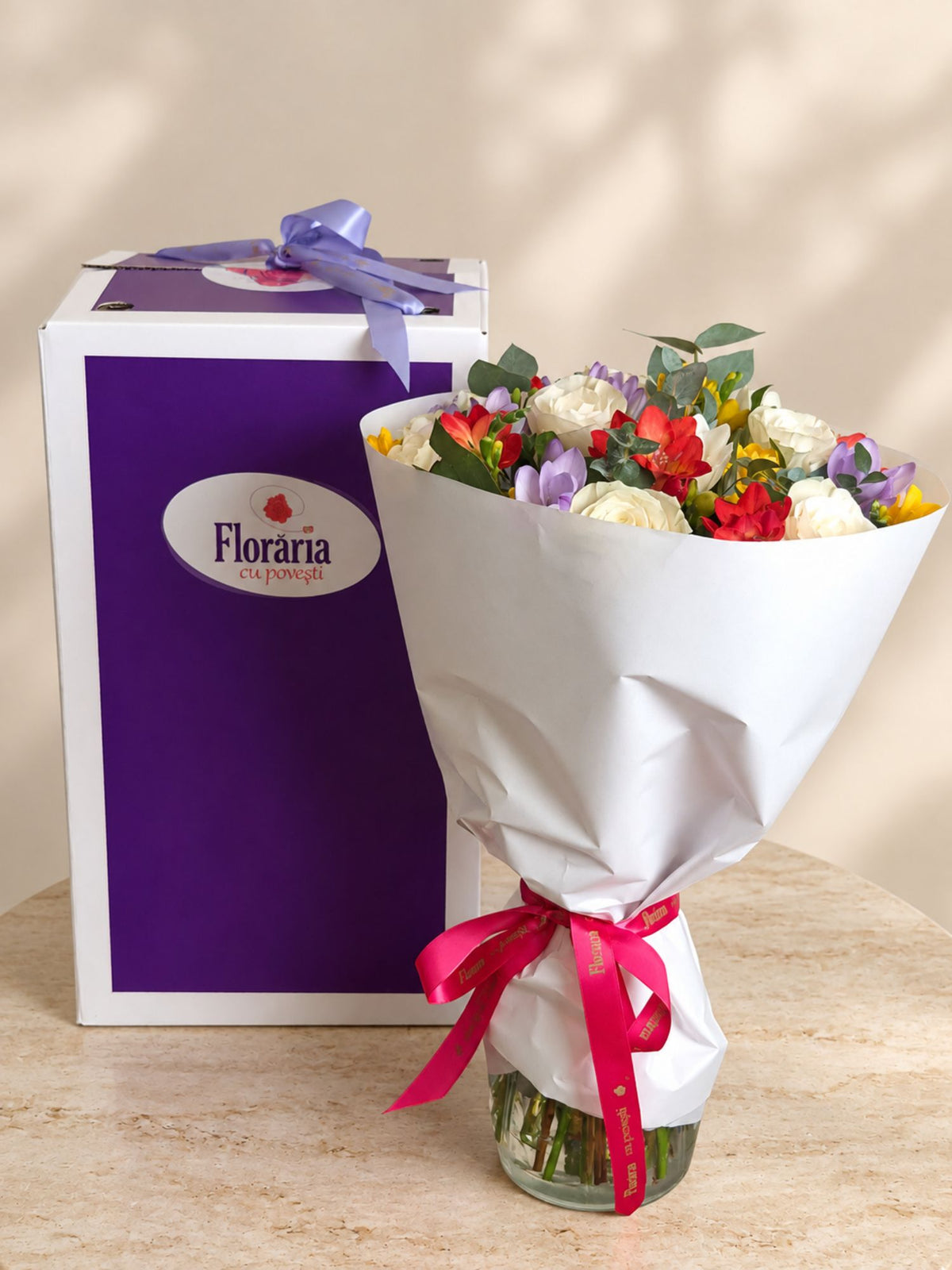 Buchet trandafiri albi si frezii multicolore